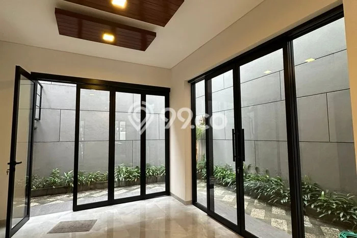 Rumah Elit LB 250m2 Siap Pakai Desain Elegan di Citraland, Surabaya Rumah Elit LB 250m2 Siap Pakai Desain Elegan di Citraland, Surabaya