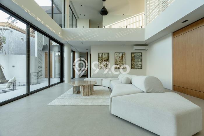 FOR SALE! Vila di , Area 440m2m², Dekat ke Pusat Kota FOR SALE! Vila di , Area 440m2m², Dekat ke Pusat Kota