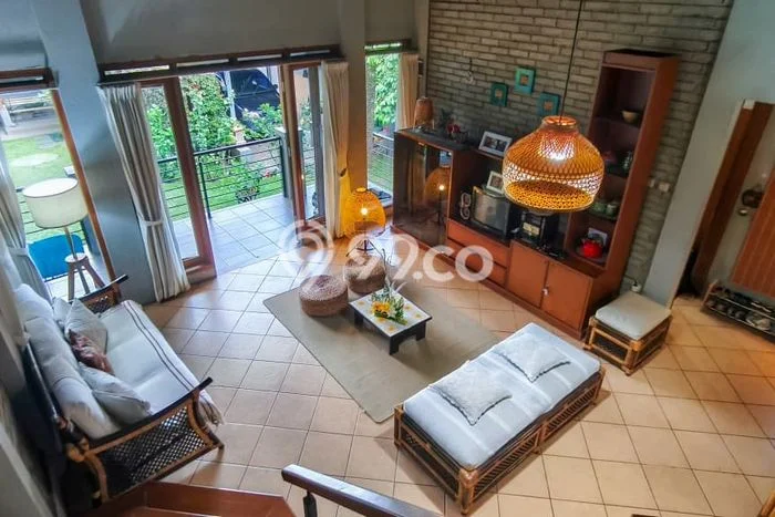 Rumah Asri di Sariwangi, Bandung, Luas 347m2m² LB 200m2m² Rumah Asri di Sariwangi, Bandung, Luas 347m2m² LB 200m2m²