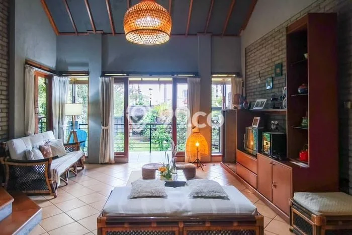 Rumah Asri di Sariwangi, Bandung, Luas 347m2m² LB 200m2m² Rumah Asri di Sariwangi, Bandung, Luas 347m2m² LB 200m2m²