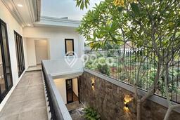 Ready to Use! Luxury House LT 240m2 Desain Elegan di BSD Puspita Loka Ready to Use! Luxury House LT 240m2 Desain Elegan di BSD Puspita Loka