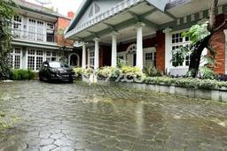 Ready to Use! Luxury House LT 1986m2 Desain Modern di Kalibata Ready to Use! Luxury House LT 1986m2 Desain Modern di Kalibata