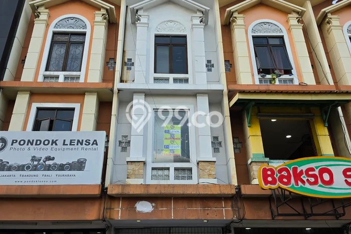 Unit Ruko Paling Strategis di Tebet Jakarta Selatan dengan LB 200m2 Unit Ruko Paling Strategis di Tebet Jakarta Selatan dengan LB 200m2