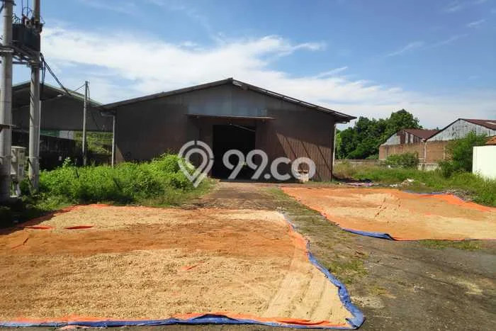 KEUNTUNGAN BERLIPAT! Gudang Kawasan Cirebon Barat, Luas 587m2m², Lokasi Jalan Utama KEUNTUNGAN BERLIPAT! Gudang Kawasan Cirebon Barat, Luas 587m2m², Lokasi Jalan Utama