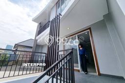 PROMO SPESIAL! Rumah Siap Huni area Puri Indah, LT 160m² LB 320m² PROMO SPESIAL! Rumah Siap Huni area Puri Indah, LT 160m² LB 320m²