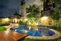BEST CHOICE! Rumah kawasan Petitenget, 2 KT, Akses Sekolah, LT 300m² Bangunan 150m² BEST CHOICE! Rumah kawasan Petitenget, 2 KT, Akses Sekolah, LT 300m² Bangunan 150m²