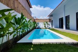 HARGA SPECIAL! Rumah Asri lokasi Canggu, Luas 250m² Bangunan 200m² HARGA SPECIAL! Rumah Asri lokasi Canggu, Luas 250m² Bangunan 200m²