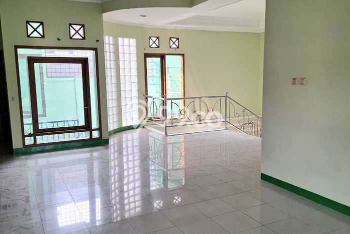 Lokasi strategis! Rumah siap huni disewakan di Batununggal LB 300m2 Lokasi strategis! Rumah siap huni disewakan di Batununggal LB 300m2