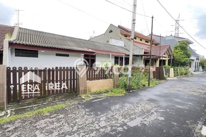 For Sale Rumah 4 Kamar Lokasi Strategis Bagus dan Strategis di Laweyan For Sale Rumah 4 Kamar Lokasi Strategis Bagus dan Strategis di Laweyan