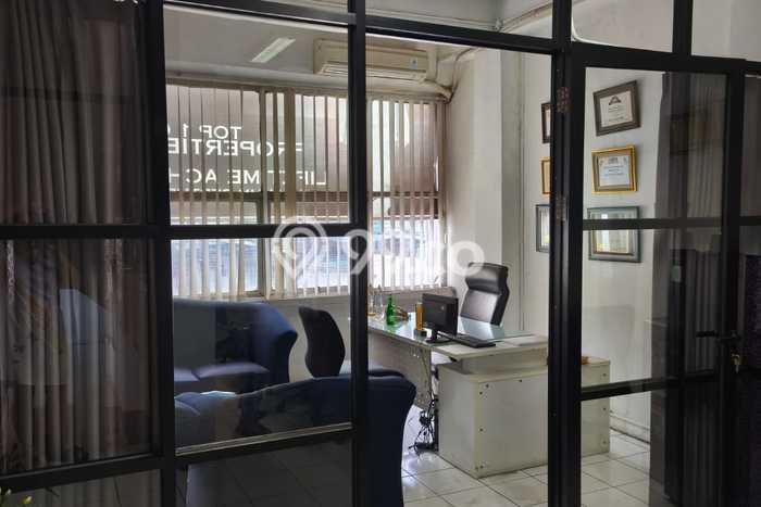 Ruko Dijual di Prime Area Jakarta Selatan Luas 121m2 Ruko Dijual di Prime Area Jakarta Selatan Luas 121m2