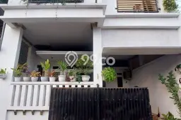 Rumah Strategis di Ciledug, Dekat Kawasan Bisnis, Tangerang - 5 Kamar Tidur Rumah Strategis di Ciledug, Dekat Kawasan Bisnis, Tangerang - 5 Kamar Tidur