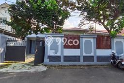Disewakan! Rumah 4 Kamar Tidur &
2 Kamar Mandi di Cipete, Jakarta Selatan Disewakan! Rumah 4 Kamar Tidur &
2 Kamar Mandi di Cipete, Jakarta Selatan