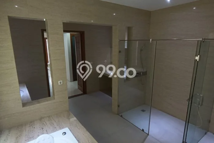 Rumah Strategis Modern Lb 580m2 di Menteng, Jakarta Pusat Rumah Strategis Modern Lb 580m2 di Menteng, Jakarta Pusat