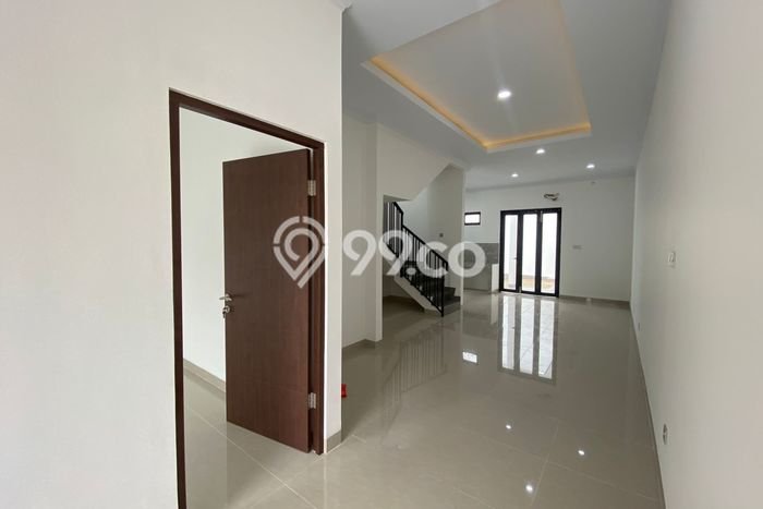 Rumah Luas Asri 3 KT Siap Pakai di Villa Meruya Jakarta Barat Rumah Luas Asri 3 KT Siap Pakai di Villa Meruya Jakarta Barat