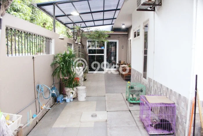 Rumah Mewah LB 180m2 Siap Huni Desain Elegan di Plombokan, Semarang Rumah Mewah LB 180m2 Siap Huni Desain Elegan di Plombokan, Semarang