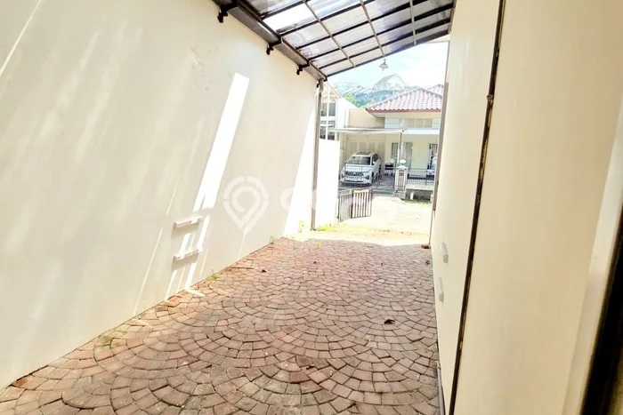 Rumah Elit Modern Siap Huni di Candi Golf Semarang Rumah Elit Modern Siap Huni di Candi Golf Semarang