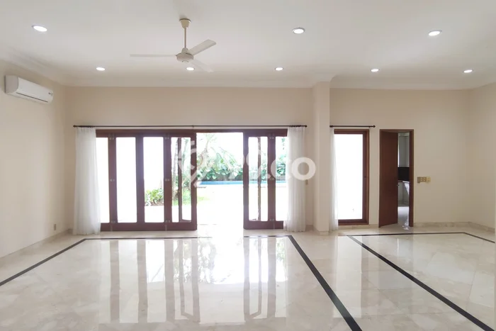 Sewa Rumah Strategis LT 500m2 / LB 500m2 di Kemang, Jakarta Selatan Sewa Rumah Strategis LT 500m2 / LB 500m2 di Kemang, Jakarta Selatan