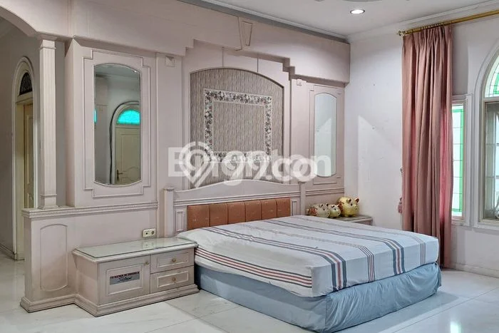 Dijual Rumah Luas Elegan Dengan View Eksklusif di Pakis, Surabaya Dijual Rumah Luas Elegan Dengan View Eksklusif di Pakis, Surabaya
