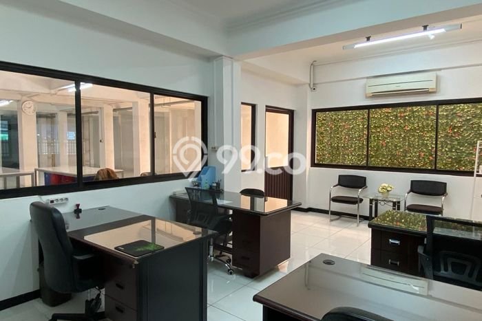 Rumah Mewah LB 1350m2 Siap Pakai Desain Elegan di Kota, Jakarta Barat Rumah Mewah LB 1350m2 Siap Pakai Desain Elegan di Kota, Jakarta Barat