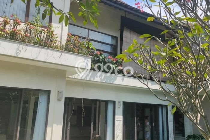 Rumah Terawat LT 400m² / LB 500m² di Kawasan Bisnis Sanur, Denpasar Rumah Terawat LT 400m² / LB 500m² di Kawasan Bisnis Sanur, Denpasar