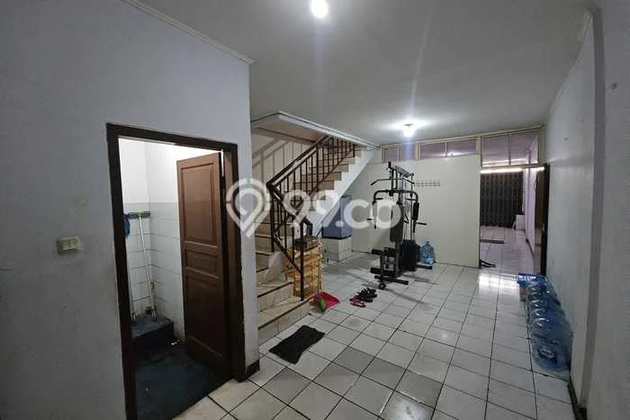 Ruko Disewa di Jakarta Barat dengan LB 202m2 Area Komersial Ramai Ruko Disewa di Jakarta Barat dengan LB 202m2 Area Komersial Ramai