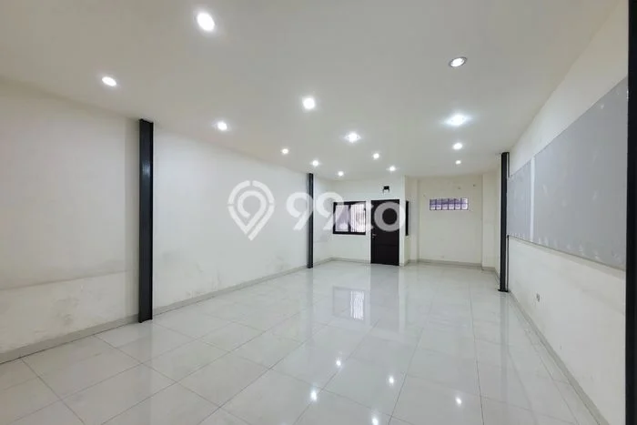AREA PROSPEKTIF! Ruko di Gatot Subroto, Luas 102m², Sentra Bisnis AREA PROSPEKTIF! Ruko di Gatot Subroto, Luas 102m², Sentra Bisnis