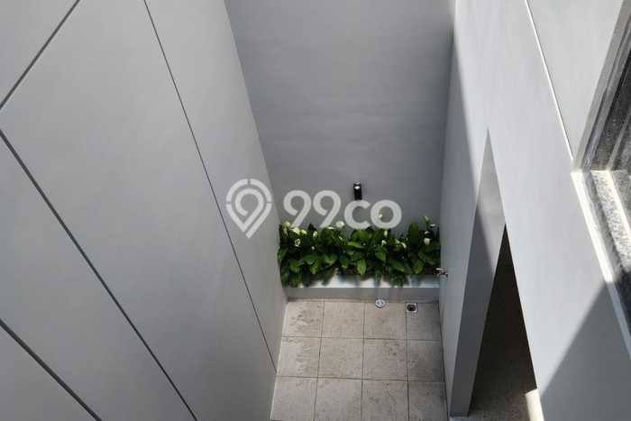 Rumah Modern Cantik 5 KT Bisa Langsung Pindah di Rungkut Rumah Modern Cantik 5 KT Bisa Langsung Pindah di Rungkut