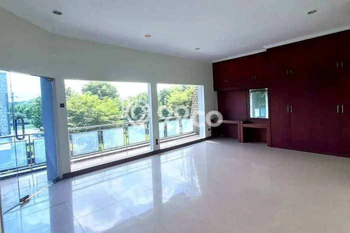 Dijual Rumah Premium dengan Fasilitas Sekitar Lengkap di Lakarsantri, Surabaya Dijual Rumah Premium dengan Fasilitas Sekitar Lengkap di Lakarsantri, Surabaya