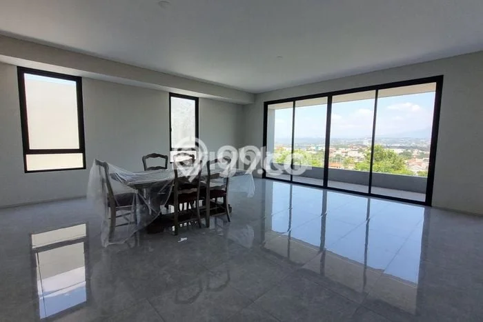 Rumah Sewa Semarang LT 330m2 LB 520m2 Kawasan Bukit Sari Rumah Sewa Semarang LT 330m2 LB 520m2 Kawasan Bukit Sari