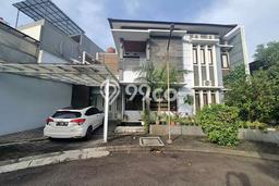 Rumah Mewah LB 243m2 Siap Huni Desain Elegan di Singgasana, Bandung Rumah Mewah LB 243m2 Siap Huni Desain Elegan di Singgasana, Bandung