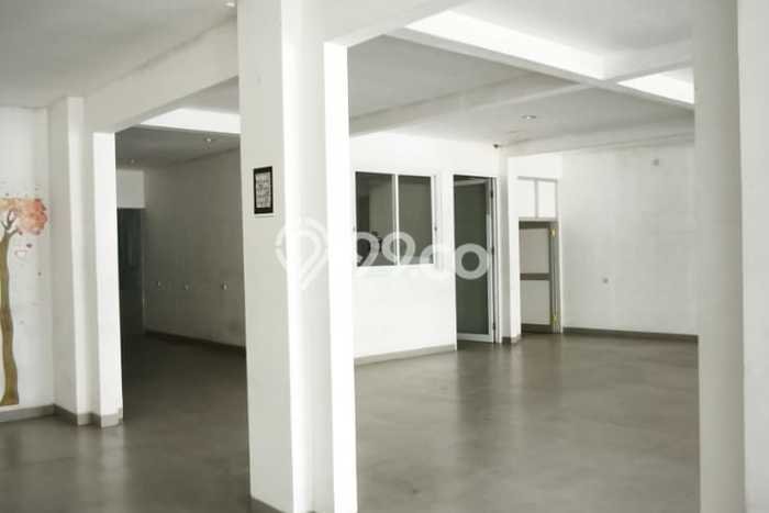 Untuk Disewa Ruko di Genteng Surabaya LT 300m2, LB 350m2 Untuk Disewa Ruko di Genteng Surabaya LT 300m2, LB 350m2