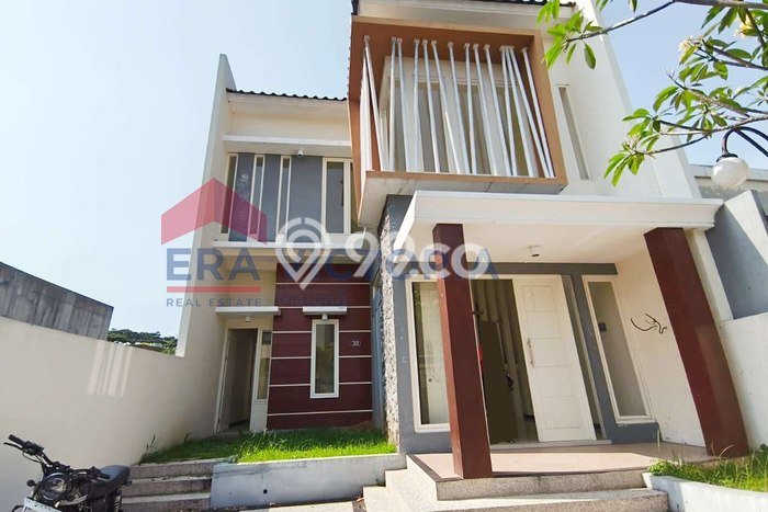 RARE UNIT! Rumah kawasan , 4 KT, Pemandangan Indah, Luas 200m2m² Bangunan 180m2m² RARE UNIT! Rumah kawasan , 4 KT, Pemandangan Indah, Luas 200m2m² Bangunan 180m2m²