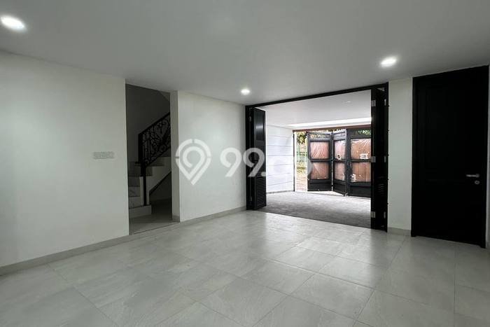 Rumah Luxury Modern Tanpa Renovasi di Pejaten Jakarta Selatan Rumah Luxury Modern Tanpa Renovasi di Pejaten Jakarta Selatan