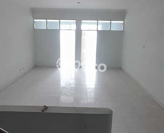 Disewakan Ruko di Kawasan Ramai Singgasana Luas 240m2 Disewakan Ruko di Kawasan Ramai Singgasana Luas 240m2