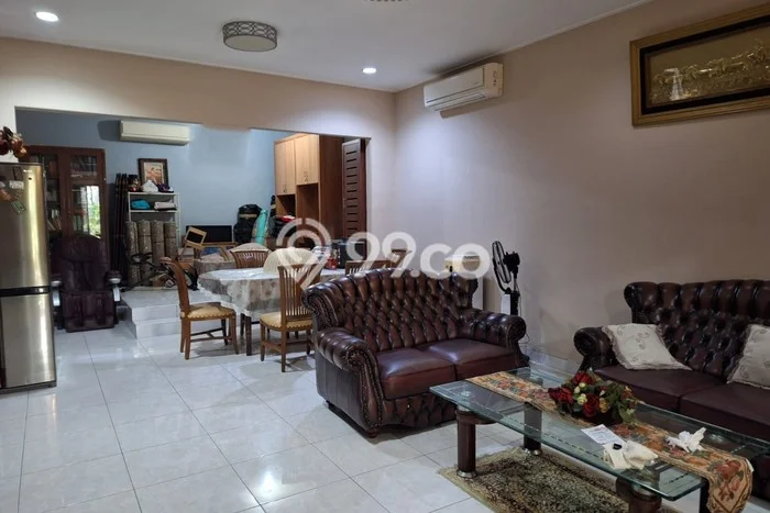 Rumah Strategis di , 3 KM, Area Tenang, Luas 200m2m² LB 196m2m² Rumah Strategis di , 3 KM, Area Tenang, Luas 200m2m² LB 196m2m²
