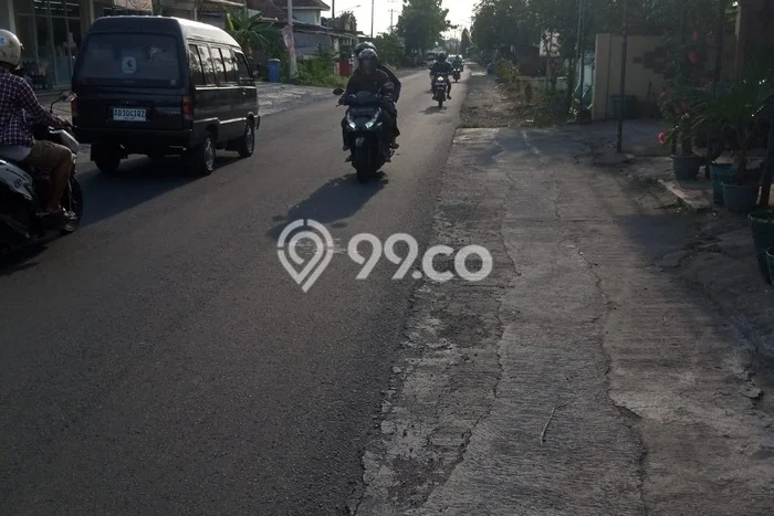 Area Ramai! Ruko Dijual di Jaten untuk Bisnis Luas Bangunan 102m2 Area Ramai! Ruko Dijual di Jaten untuk Bisnis Luas Bangunan 102m2