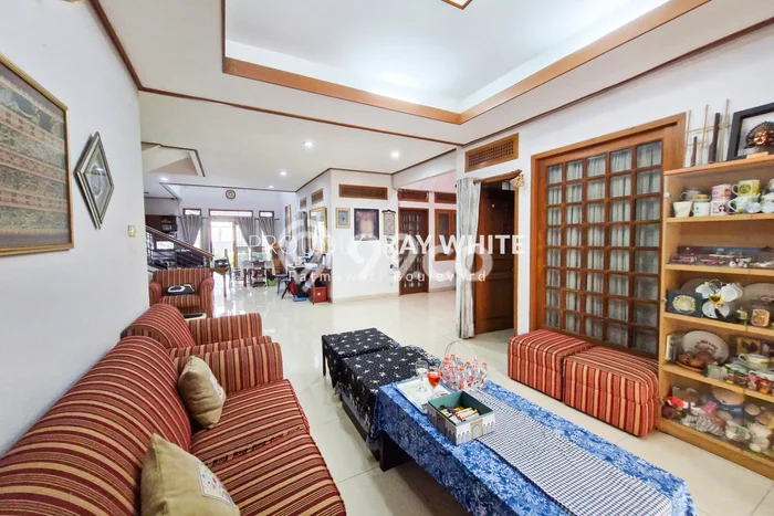 LOKASI STRATEGIS! Rumah di Cilandak, Akses ke Stasiun, 4 KT, LT 355m2m² Bangunan 400m2m² LOKASI STRATEGIS! Rumah di Cilandak, Akses ke Stasiun, 4 KT, LT 355m2m² Bangunan 400m2m²