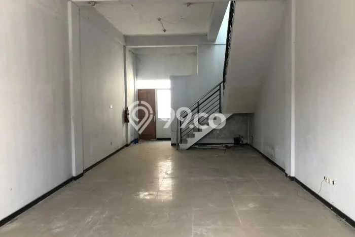 Ruko Disewa di Semarang dengan LB 180m2 Area Komersial Ramai Ruko Disewa di Semarang dengan LB 180m2 Area Komersial Ramai