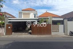 UNIT SPESIAL! Rumah area Gatot Subroto, 3 KT, Akses Pusat Kota, LT 160m² Bangunan 180m² UNIT SPESIAL! Rumah area Gatot Subroto, 3 KT, Akses Pusat Kota, LT 160m² Bangunan 180m²