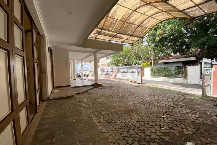 Disewakan! Rumah 5 Kamar Tidur &
4 Kamar Mandi di Cihampelas, Bandung Disewakan! Rumah 5 Kamar Tidur &
4 Kamar Mandi di Cihampelas, Bandung