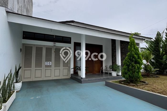 Rumah Mewah LB 215m2 Siap Huni Desain Elegan di Ciwaruga, Bandung Rumah Mewah LB 215m2 Siap Huni Desain Elegan di Ciwaruga, Bandung
