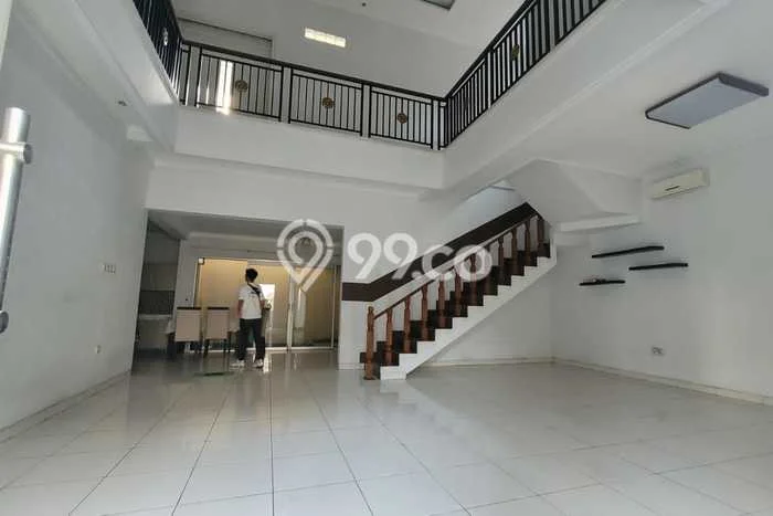 Lokasi terbaik! Rumah siap pakai dikontrakkan di Pulo Gadung LB 200m2 Lokasi terbaik! Rumah siap pakai dikontrakkan di Pulo Gadung LB 200m2