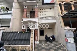 Disewakan! Rumah 3 Kamar Tidur &
2 Kamar Mandi di Tomang, Jakarta Barat Disewakan! Rumah 3 Kamar Tidur &
2 Kamar Mandi di Tomang, Jakarta Barat