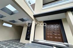 Ready to Use! Luxury House LT 251m2 Desain Modern di BSD Ready to Use! Luxury House LT 251m2 Desain Modern di BSD