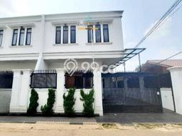 Rumah Nyaman di Bintaro, Tangerang Selatan, LT 135m2m² LB 250m2m² Rumah Nyaman di Bintaro, Tangerang Selatan, LT 135m2m² LB 250m2m²