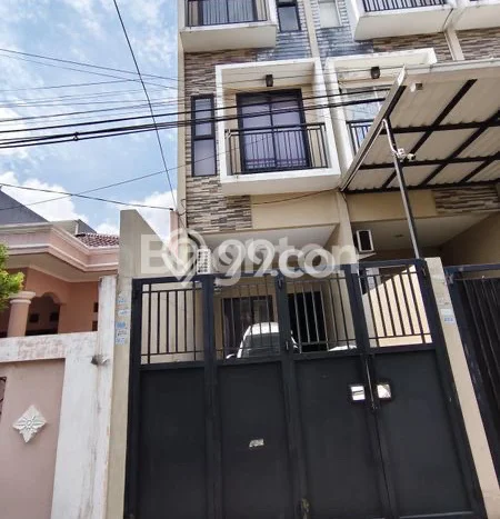 For Sale Hunian Rumah Nyaman 3 KT di Kedoya, Jakarta Barat For Sale Hunian Rumah Nyaman 3 KT di Kedoya, Jakarta Barat