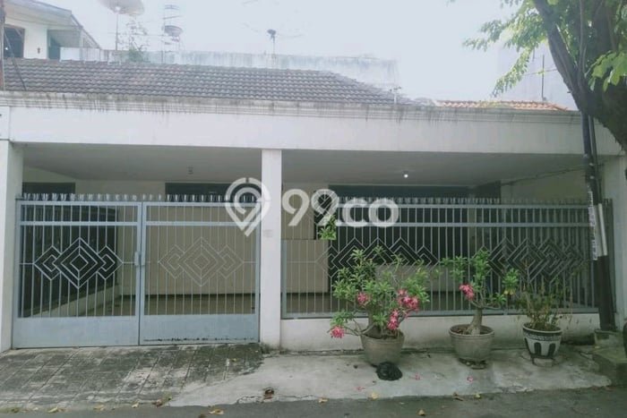 For Sale Rumah 6 Kamar Lokasi Strategis Nyaman dan Strategis di Simokerto For Sale Rumah 6 Kamar Lokasi Strategis Nyaman dan Strategis di Simokerto