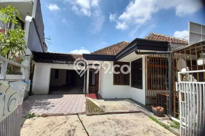Disewakan! Rumah 3 Kamar Tidur &
1 Kamar Mandi di Burangrang, Bandung Disewakan! Rumah 3 Kamar Tidur &
1 Kamar Mandi di Burangrang, Bandung