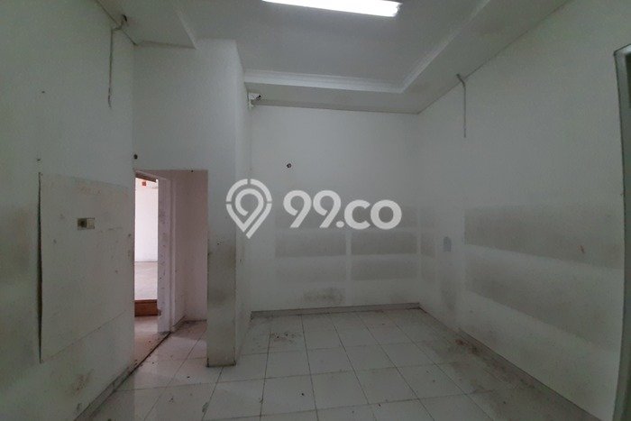 Unit Ruko Paling Strategis di Banjarsari Solo dengan LB 450m2 Unit Ruko Paling Strategis di Banjarsari Solo dengan LB 450m2