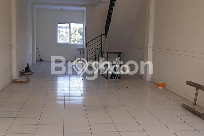 LOKASI PREMIUM! Ruko Kawasan Usaha Kawasan , Luas 270m2m², Siap Operasional LOKASI PREMIUM! Ruko Kawasan Usaha Kawasan , Luas 270m2m², Siap Operasional